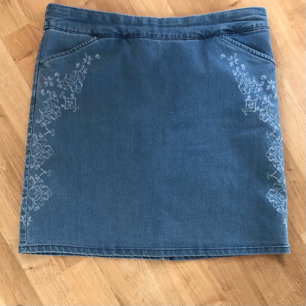 Northern Reflections Jean Skort with Design on Sides Size Medium 50% Cotton